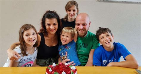 Doječa mati in otrok v objemu