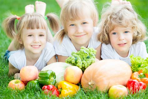 otroci, ki jedo sadje