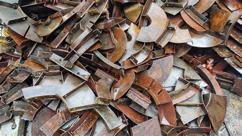 Kolaž fotografij z različnimi živili, bogatimi z zelezo.