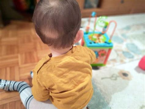 dojenček udarja z glavo ob blazino