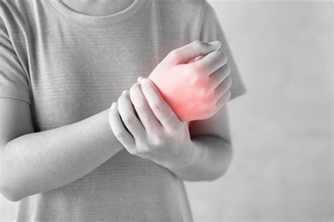 Ilustracija Finkelsteinovega testa za diagnosticiranje De Quervainovega tenosinovitisa