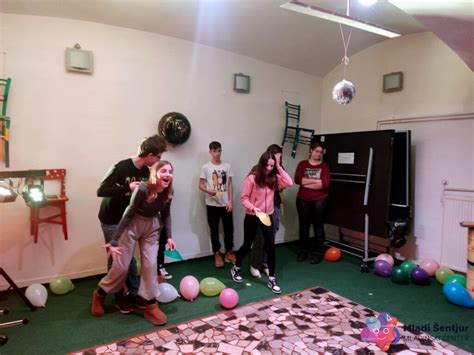 Mladi, ki se zabavajo na elektronski glasbeni zabavi