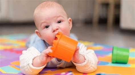 Otrok z igračo hranilnikom