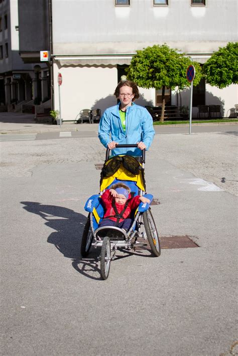 Starš teče s tekaškim vozičkom