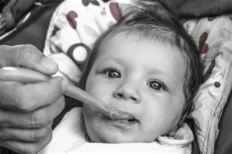 Dojenček med hranjenjem