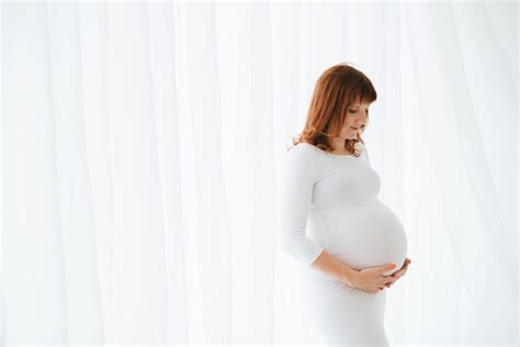 Nosečnica izvaja jogo v studiu