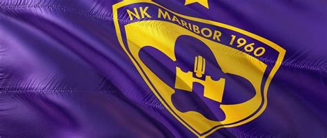 Simbolična slika očeta, ki drži otroka