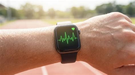 Infografika, ki prikazuje, kako pravilno izmeriti srčni utrip na zapestju