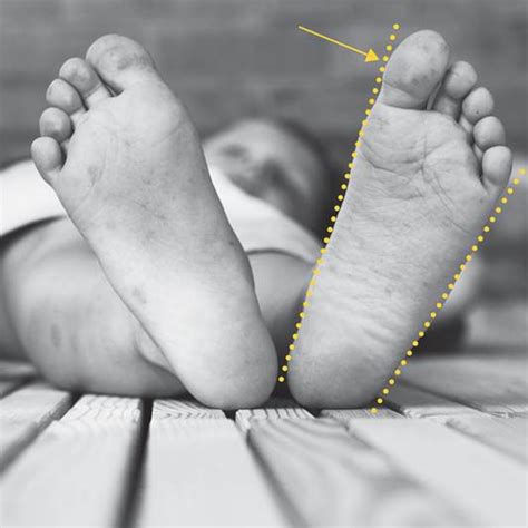 Otroško stopalo, ki se dotika trave