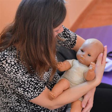 Pravilno rokovanje z dojenčkom pri dvigovanju