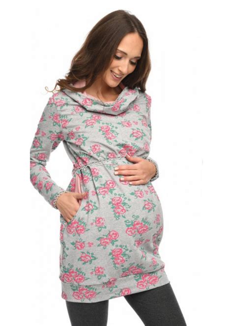 ženska v oblačilih za nosečnice