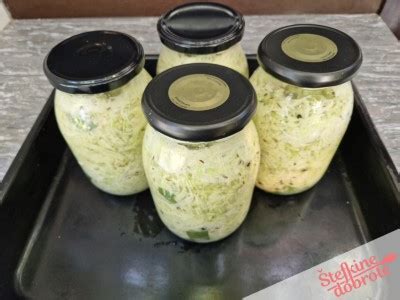 Sveže kislo zelje v kozarcu