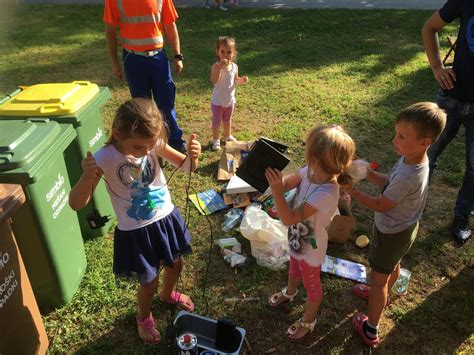 Otroci, ki sortirajo odpadke v vrtcu