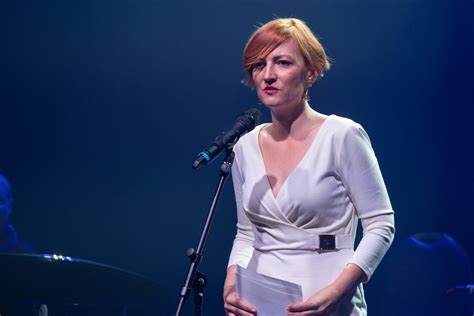 Ženska, ki doji v udobni majici
