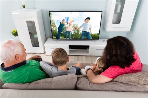 starši in otrok gledata televizijo