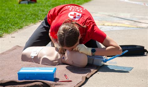 Družina, ki izvaja prvo pomoč na lutki