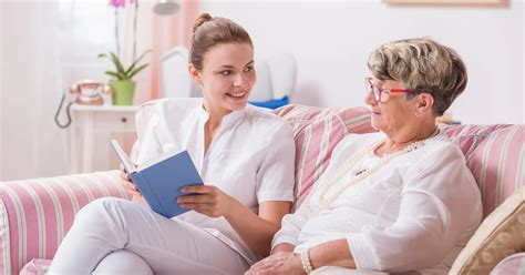 Ilustracija družine, ki usklajuje delo in zasebno življenje