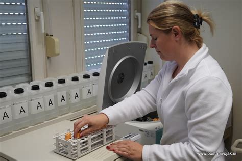 Laboratorijski tehnik pri odvzemu krvi