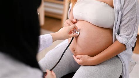 ženska, ki se ukvarja z jogo za nosečnice