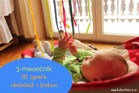 dojenček gleda igračo