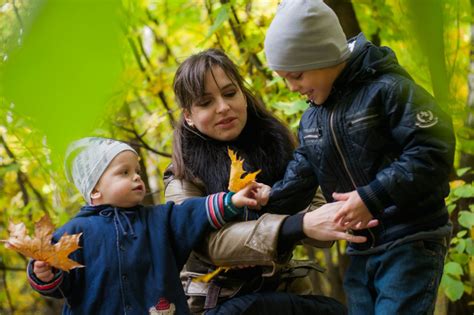 Družina z dojenčkom in otrokom, ki se igra