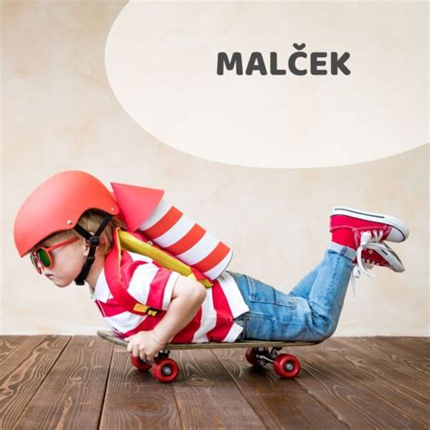 malček raziskuje okolico