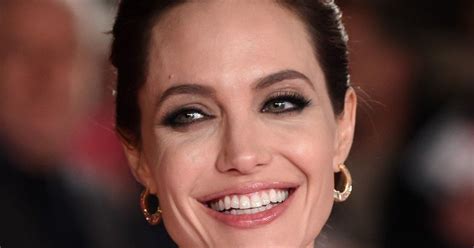 Nosečnica v elegantni obleki