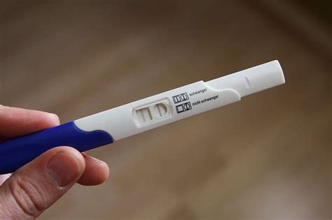nosečnica ki drži pozitiven test nosečnosti