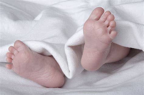 Mlada mati doji dojenčka