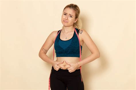 Ženska z vidnimi strijami na trebuhu