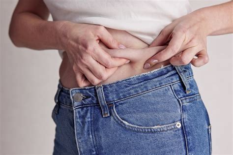 Ženska si praska trebuh zaradi srbečice