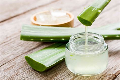 Ilustracija ženske, ki nanaša aloe vera gel na kožo