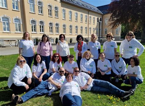 Skupina nosečnic in partnerjev na predavanju