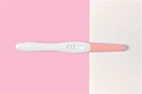 Prikaz ženske z nosečniškim testom