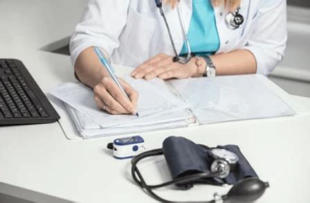 Simbolična upodobitev tablet in zdravniškega pripomočka