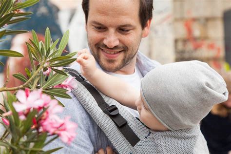 dojenček nosi zaščitno kapico