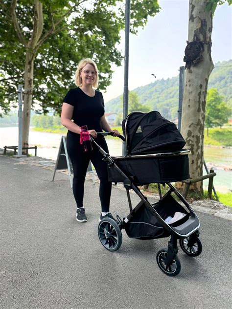 Ženska z dojenčkom na sprehodu