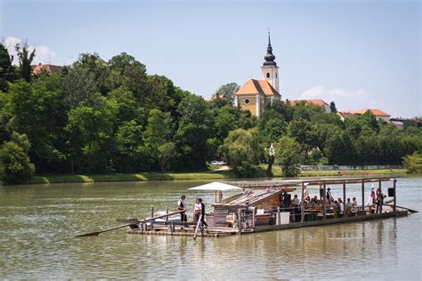 sodobni turistični splav na reki Dravi z obiskovalci