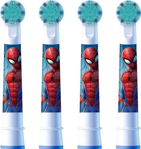 Starš čisti zobke dojenčku z mehko zobno ščetko