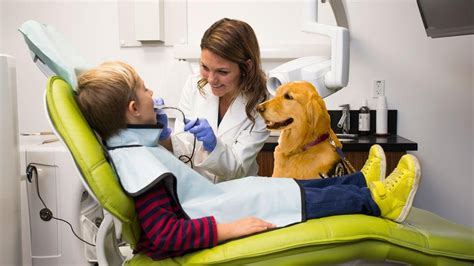 Otrok sedi v zobozdravniškem stolu med pregledom