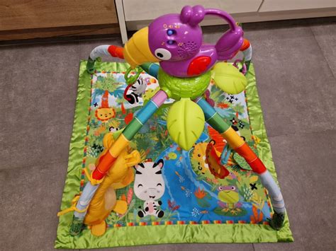 Otrok, ki se igra na igralni podlogi Fisher-Price Deževni gozd