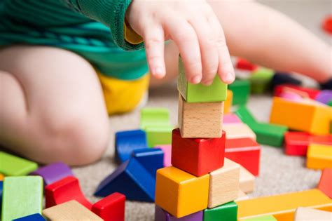 Otrok se igra sam s kockami.