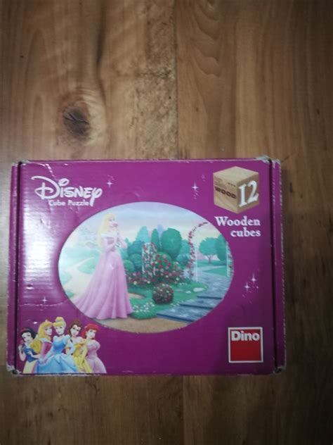 Otrok gradi stolp iz lesenih kock.