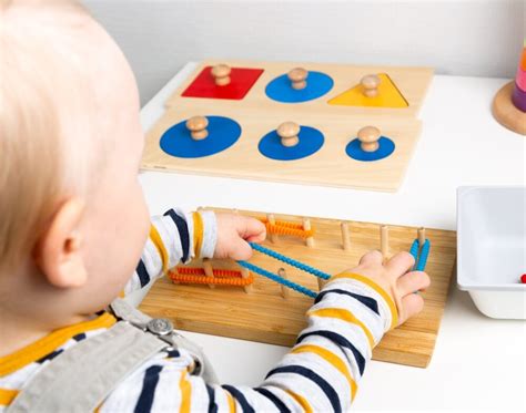 Različne vrste igrač za razvoj otroka.