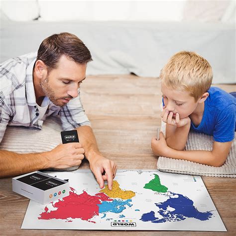 Otrok se igra s kartami z zastavami držav.