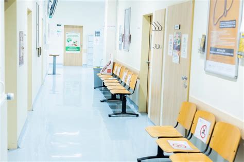 Simbolična slika čakalnice v zdravstvenem domu