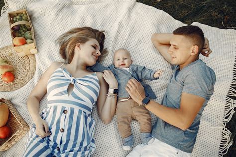 Dva starša z novorojenčkom, ki ju podpira doula