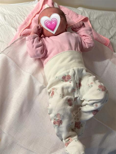 očka previja dojenčka