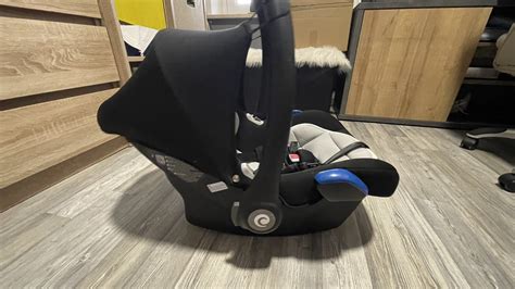 Avtosedež (lupinica) Jaguar Car nameščen na okvir vozička