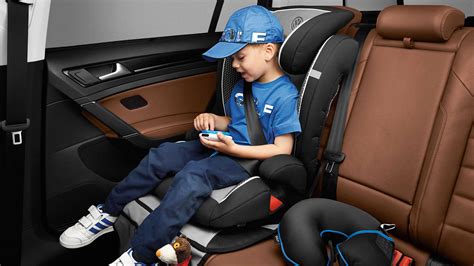 Otrok, ki samostojno sedi v športnem vozičku